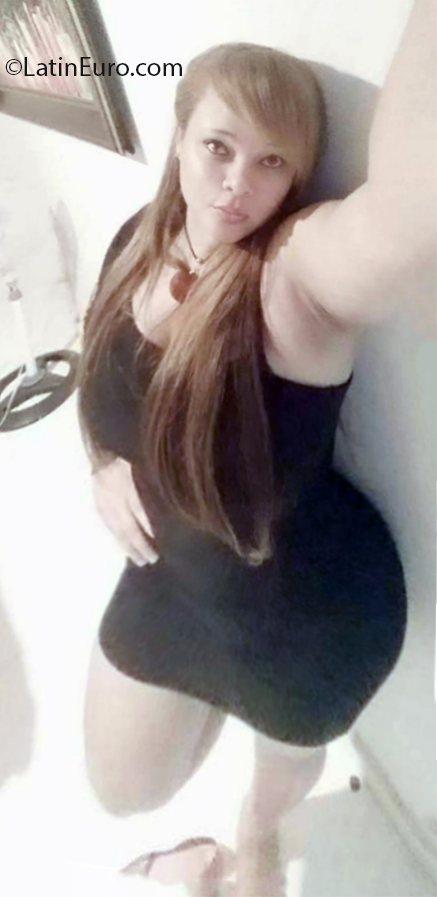 Date this pretty Dominican Republic girl Kamila from Santo Domingo DO37745