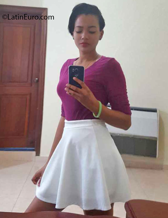 Date this lovely Dominican Republic girl Smerling from Santo Domingo DO39762