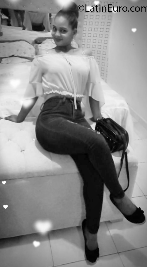Date this sultry Dominican Republic girl Esther from Santo Domingo DO37776