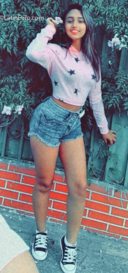 Date this attractive Venezuela girl Daniela from Caracas VE3094