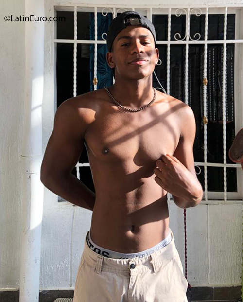 Date this hard body Colombia man Daniel from Cali CO27089