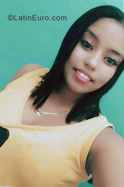 Date this young Cuba girl Yaimelis from Artemisa CU674