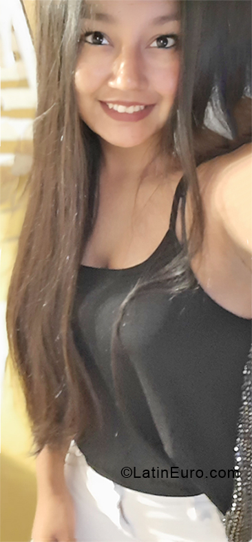 Date this hot Argentina girl Gissel from Mendoza AR389