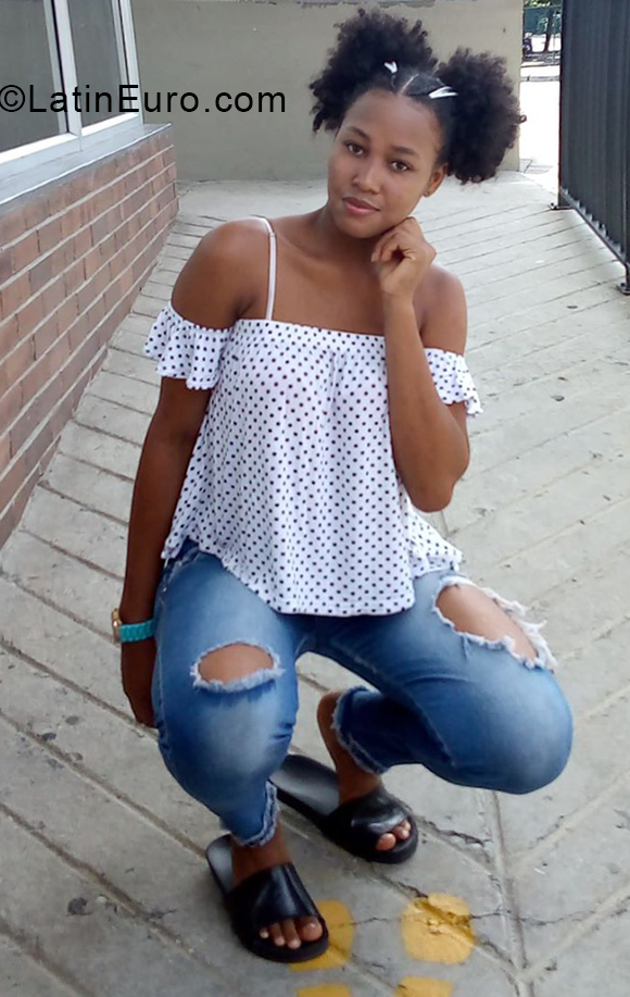 Date this charming Colombia girl Alicia from Medellin CO27187