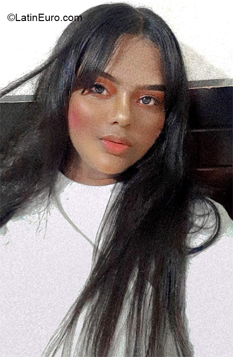 Date this foxy Colombia girl Paola from Barranquilla CO27213