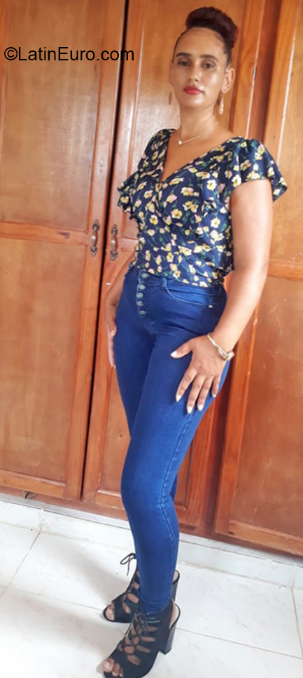 Date this nice looking Colombia girl Wendy from Santo Domingo CO27273