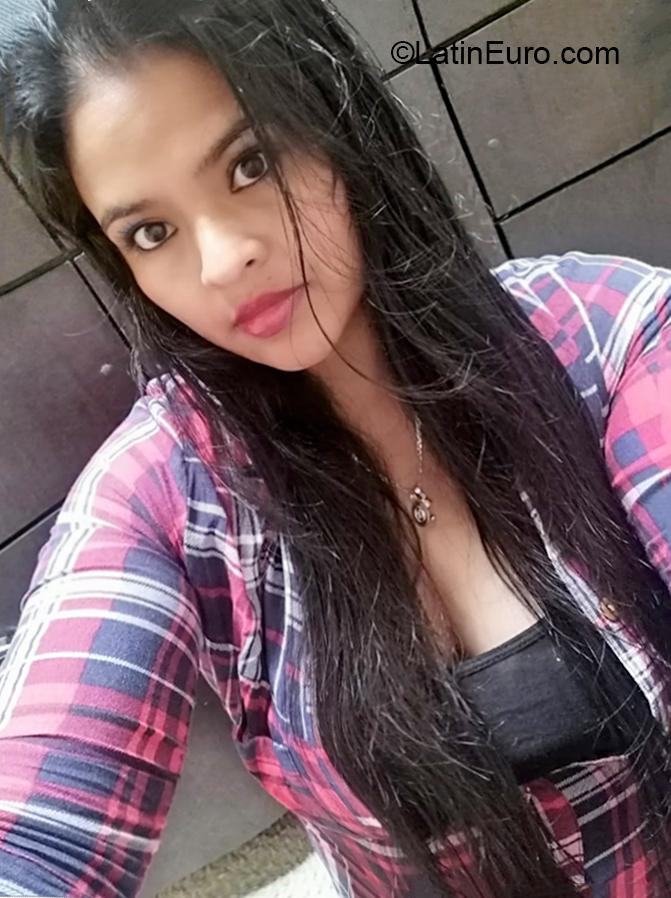 Date this attractive Colombia girl Leidy from Bogota CO27290