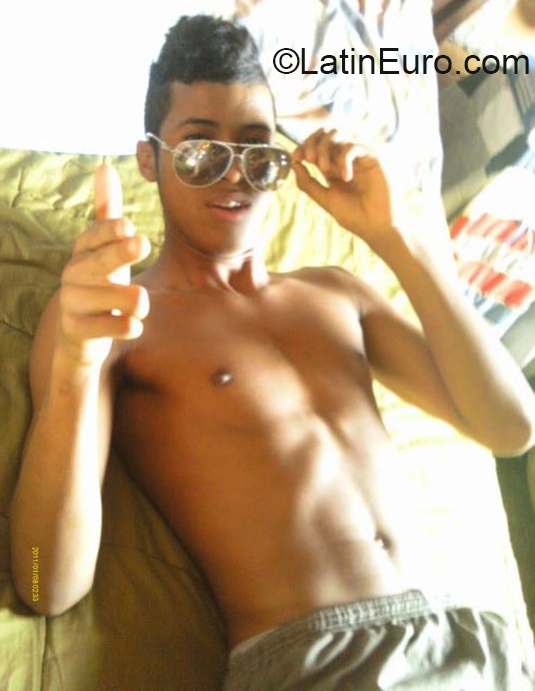 Date this tall Colombia man Nevison from Medellin CO27293