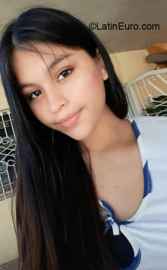 Date this hot Venezuela girl Esthefany from San Fernando de Apure VE3177