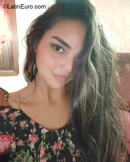Date this beautiful Venezuela girl Nioska from Caracas VE3178