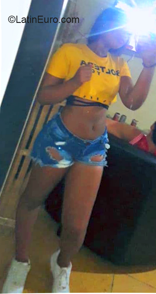 Date this hard body Colombia girl Camila from Cali CO27321