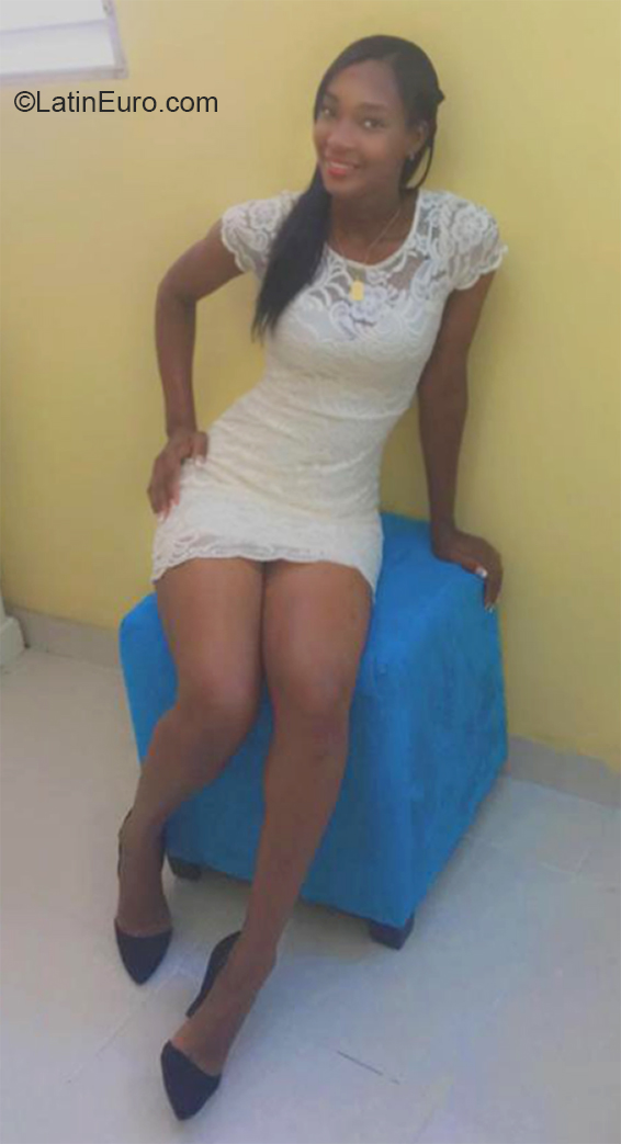 Date this exotic Dominican Republic girl Logi from Santo Domingo DO38110