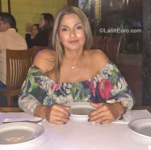 Date this nice looking Colombia girl Rocio from Cali CO27332