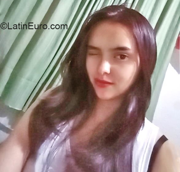 Date this stunning Colombia girl Daniela from Bogota CO27379