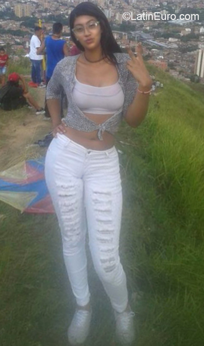 Date this charming Colombia girl Yari from Medellin CO27380