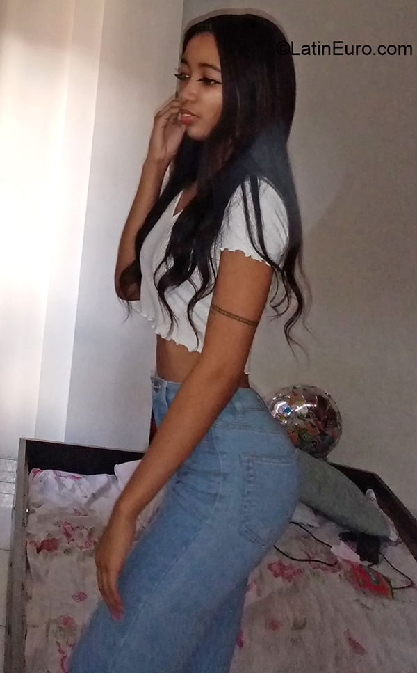 Date this hot Colombia girl Laura from Cali CO27429