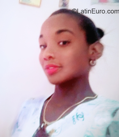 Date this sultry Cuba girl La peque from Guantanamo CU700