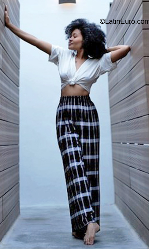 Date this charming Colombia girl Karyne from Medellin CO31688