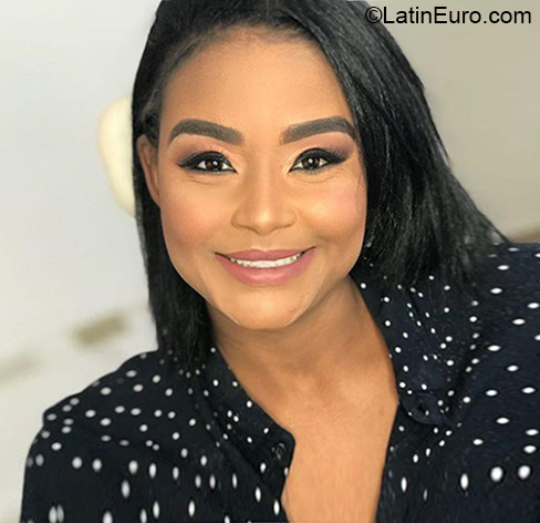 Date this stunning Dominican Republic girl Laura from Santo Domingo DO38294