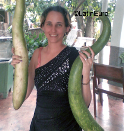 Date this nice looking Cuba girl Shey from Cienfuegos CU691