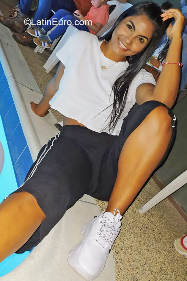 Date this gorgeous Colombia girl Genesis from Girarad ot CO27704