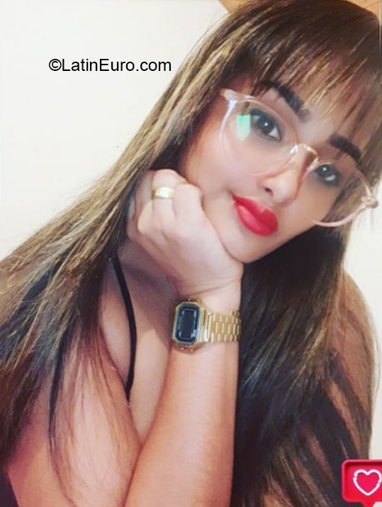 Date this voluptuous Colombia girl Aura from Caucasia CO27711