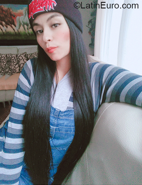 Date this georgeous Colombia girl Andrea from Bogota CO27716