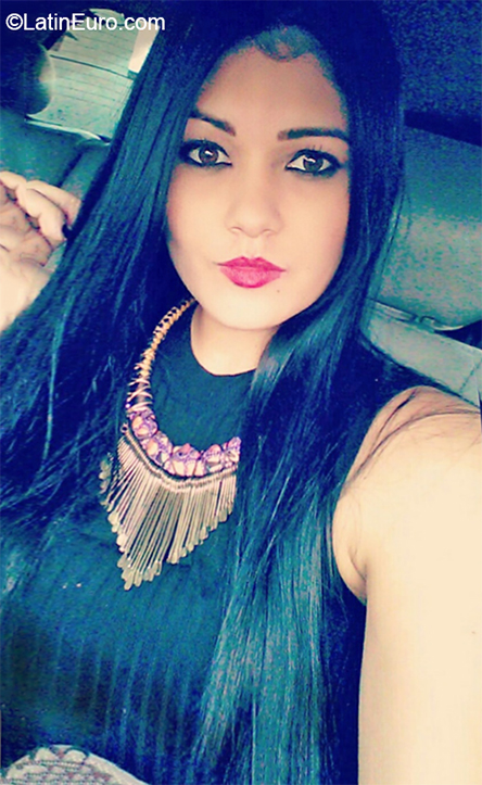 Date this attractive Venezuela girl Natalia from Barcelona VE3319