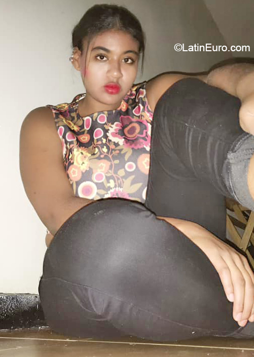 Date this foxy Colombia girl Camila from Bogota CO28029