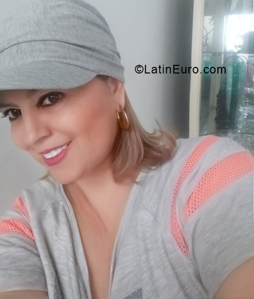 Date this happy Colombia girl Monica from Cali CO28068