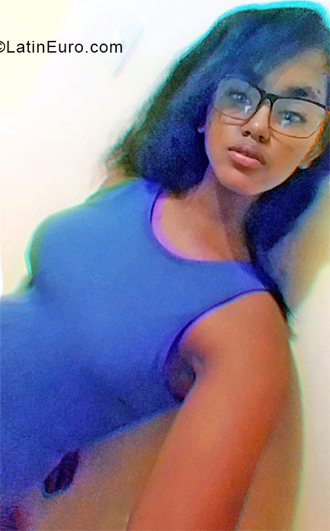 Date this voluptuous Dominican Republic girl Angelica from Santo Domingo DO38559