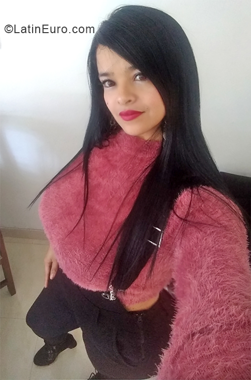 Date this attractive Colombia girl Natalia from Medellin CO28241