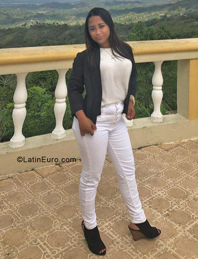 Date this athletic Dominican Republic girl Erika from Santo Domingo DO38565
