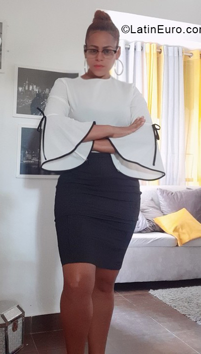 Date this nice looking Dominican Republic girl Bethania Jimene from Santo Domingo DO38584