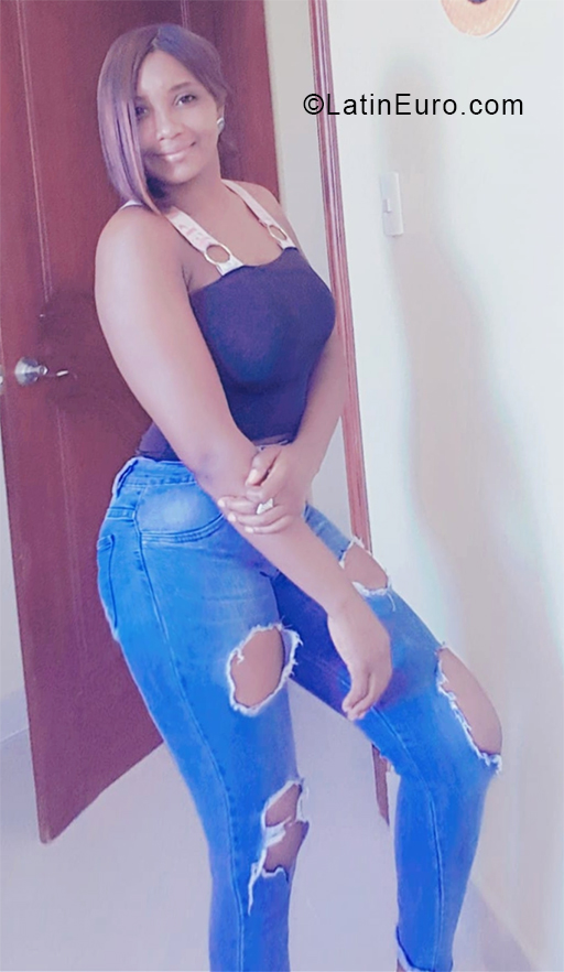 Date this happy Dominican Republic girl Betania from Santo Domingo DO38587