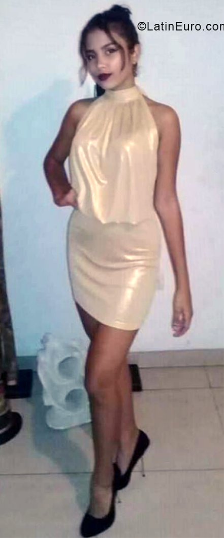Date this athletic Venezuela girl Vanessa from Valencia VE3407