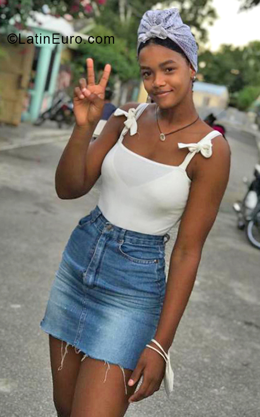 Date this passionate Dominican Republic girl Lianyi from Hato Mayor DO38639