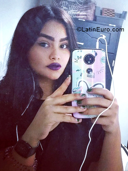 Date this sensual Colombia girl Yenifer from Barranquilla CO28353