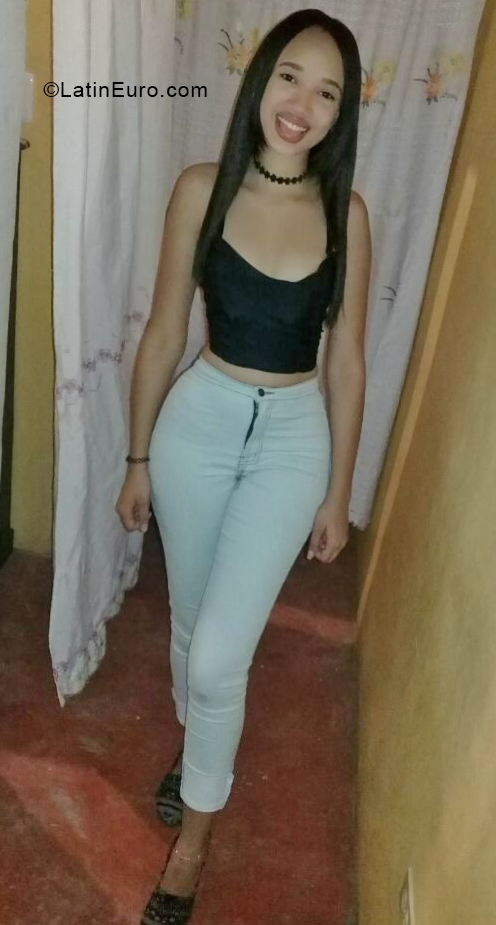 Date this pretty Dominican Republic girl Celina from Santo Domingo DO38645