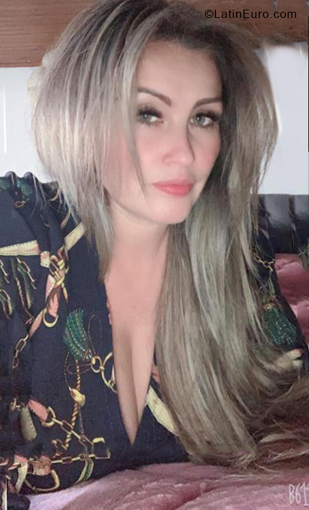 Date this hard body Colombia girl Pilar from Bogota CO28366