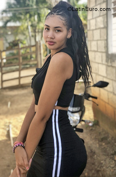 Date this exotic Dominican Republic girl Nicki from Santo Domingo DO38665