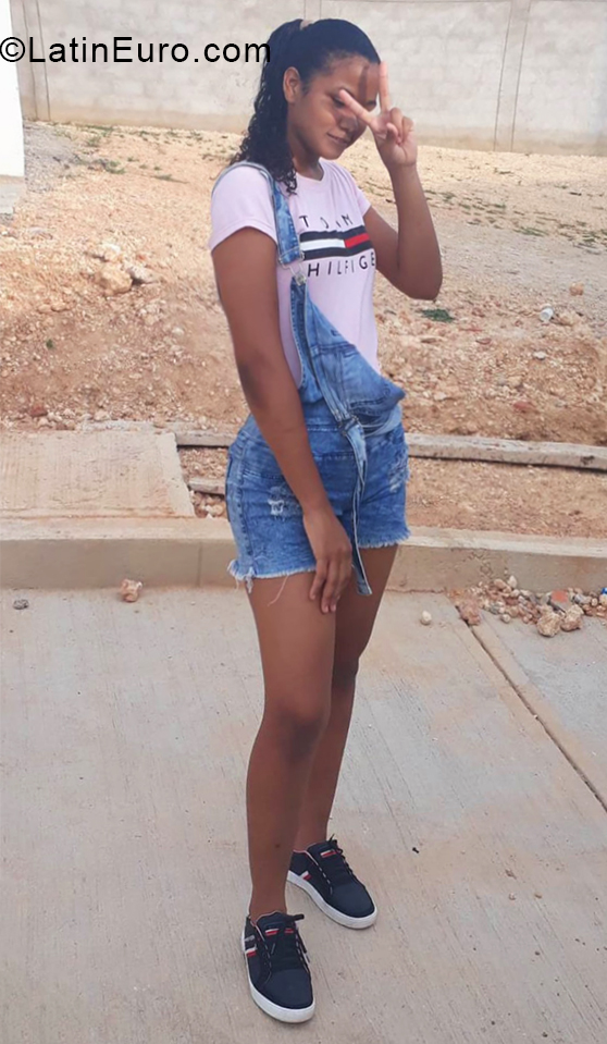 Date this sultry Colombia girl Naleth from Cartagena CO28448