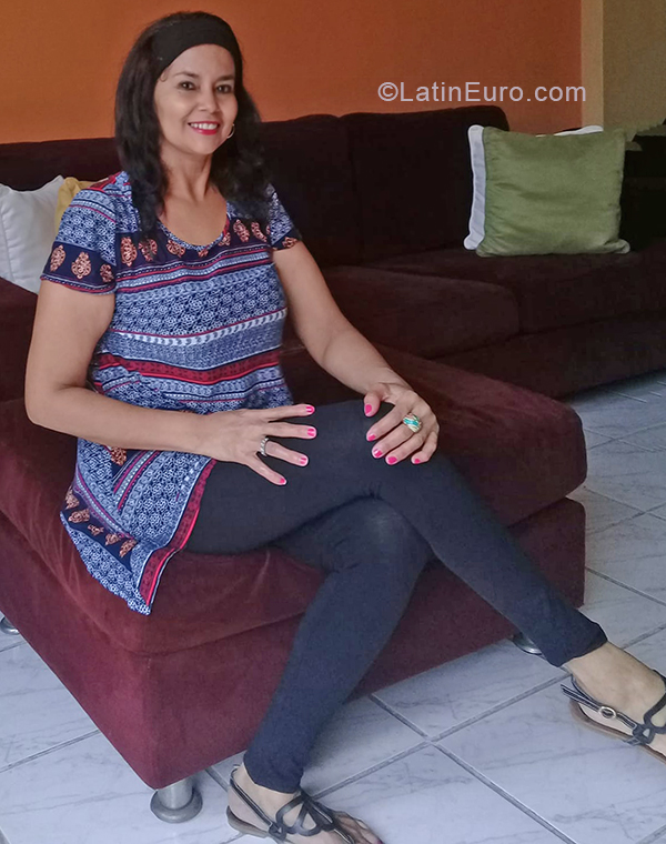Date this charming Colombia girl Linda from La Plata CO29113