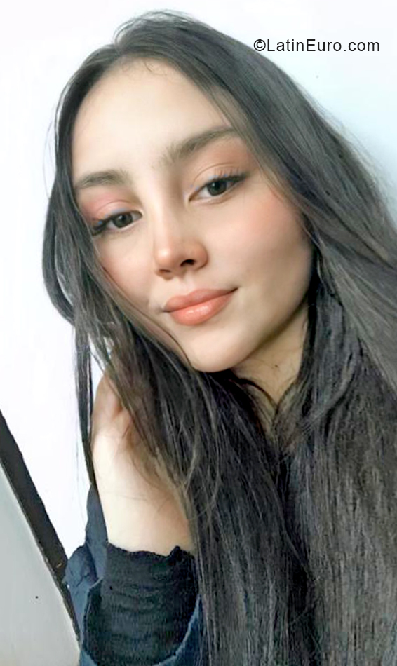 Date this happy Colombia girl Juli from Bogota CO29706