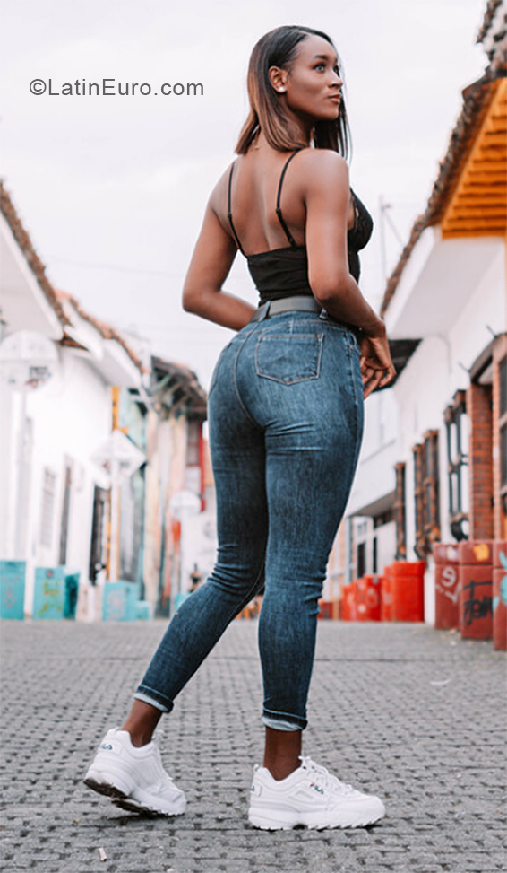Date this tall Colombia girl Daniela from Cali CO28502