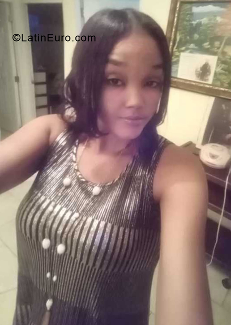 Date this sensual Dominican Republic girl Laura from Santo Domingo DO38739