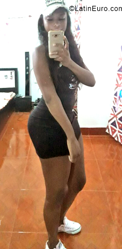 Date this foxy Colombia girl Libet from Buenaventura CO30648