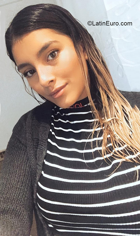 Date this attractive Argentina girl Maria from Buenos Aires AR548