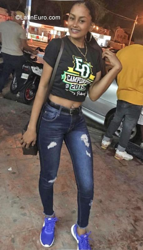 Date this good-looking Dominican Republic girl Yomairis from Santo Domingo DO38845