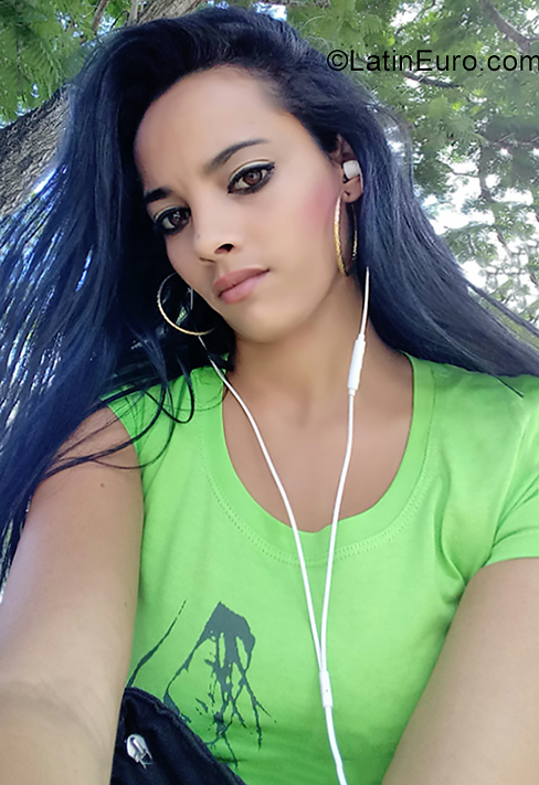 Date this cute Cuba girl Lisbet from Bayamo CU729